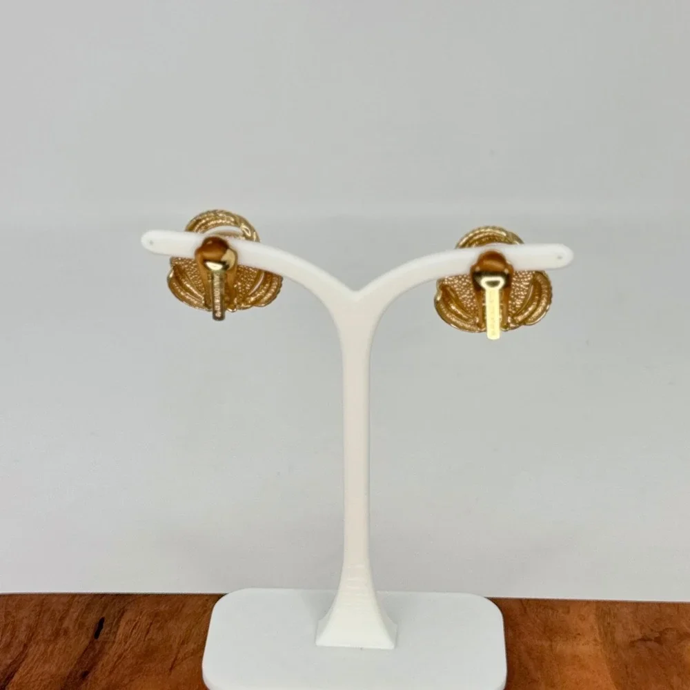 Vintage Sarah Coventry Gold Tone Faux Pearl Ribbed Swirl Clip On Earrings Boxed